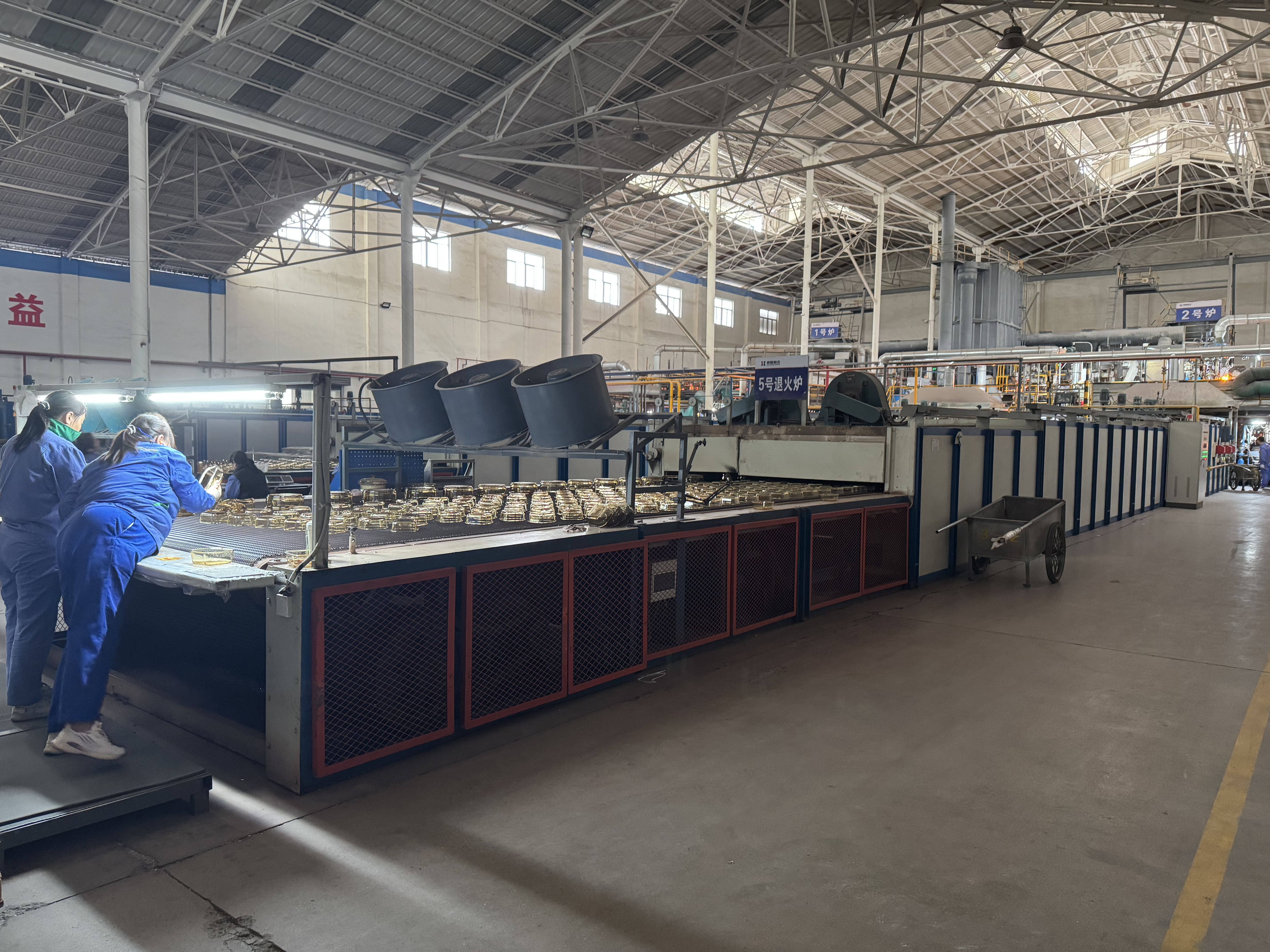 Glassware production process at the Baoji factory